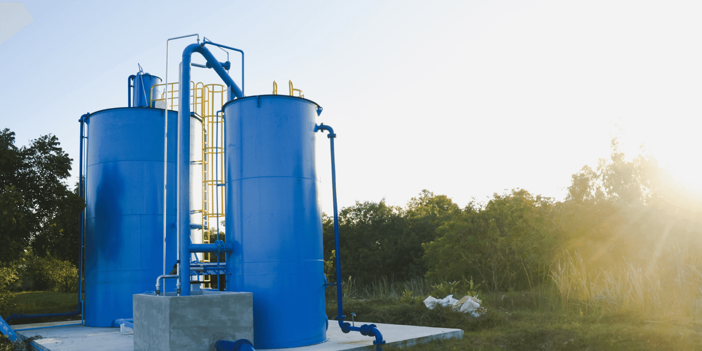 Cisternas azuis ao ar livre em ambiente industrial