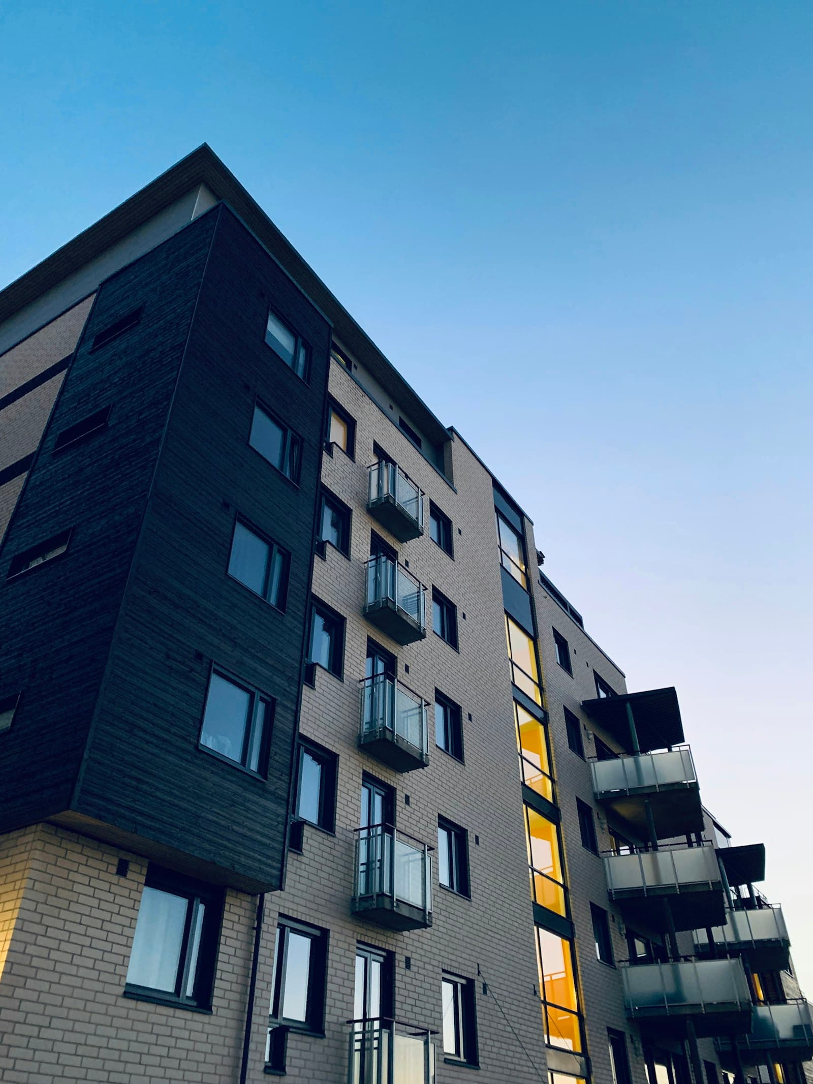 Prédio residencial em perspectiva de baixo para cima